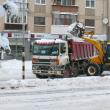 Autorităţile profită de încetarea ninsorii şi vor să fluidizeze traficul cărând zăpada de pe străzi