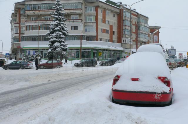 Autorităţile profită de încetarea ninsorii şi vor să fluidizeze traficul cărând zăpada de pe străzi