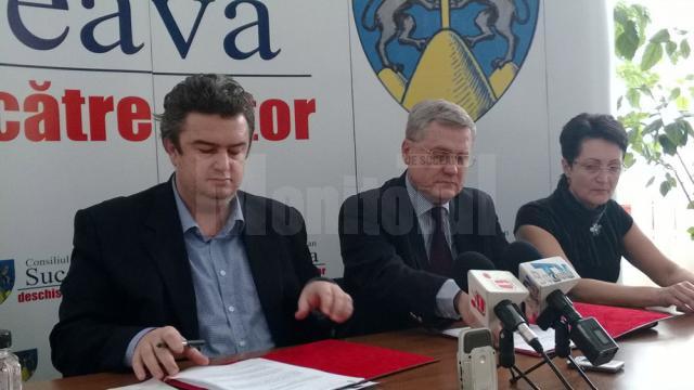 Contractul de execuţie a lucrărilor a fost semnat de preşedintele Consiliului Judeţean, Cătălin Nechifor, şi de directorul general al firmei Iridex, Valentin Feodorov