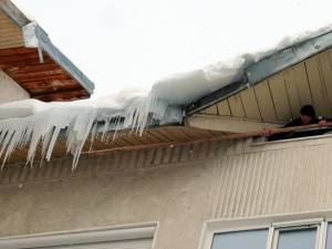 Pompierii au fost solicitaţi să intervină pentru degajarea ţurţurilor de la acoperişuri