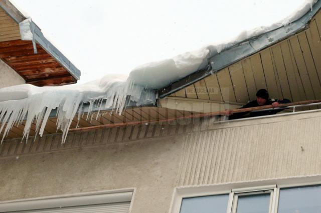 Pompierii au fost solicitaţi să intervină pentru degajarea ţurţurilor de la acoperişuri