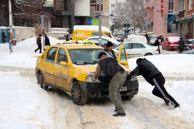 Stradă blocată de un taximetrist care şi-a lăsat maşina pe avarie în mijlocul drumului