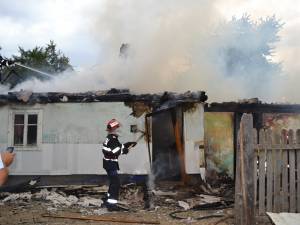 Pompierii suceveni au intervenit la 472 incendii în anul 2013