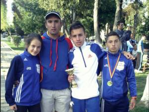 Antrenorul Cristian Prâsneac, alături de cei trei sportivi cu care va participa la crosul din Serbia