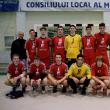 Jucătorii echipei de handbal juniori I a LPS Suceava, alături de antrenorii Iulian Dugan (stânga) și Petru Brândușe (dreapta)