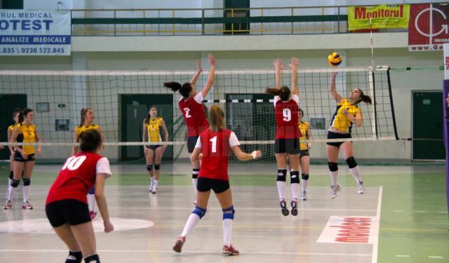 Junioarele de la LPS Suceava (galben) au obținut a cincea victorie din șase meciuri jucate