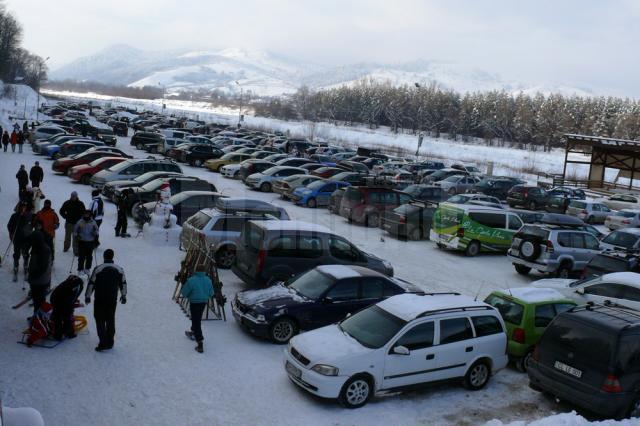 Nici un loc liber în parcarea de la baza pârtiei