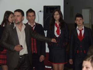 Andrei Braşoveanu, în stânga, în timp ce-şi prezenta uniformele în şcoli din Suceava