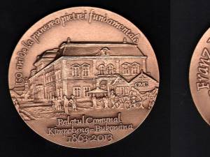 Medalia dedicată împlinirii a 150 de ani de la punerea pietrei fundamentale a Palatului Comunal