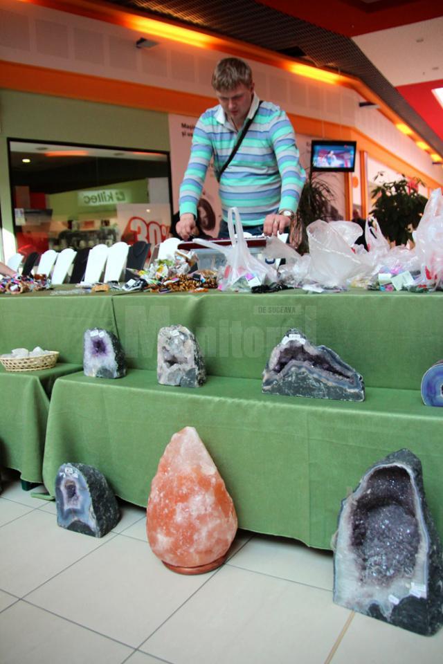 Lampă de sare din Himalaya, printre numeroase geode de ametist, la ExpoMineralia