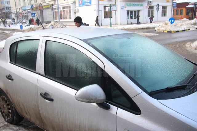 Ploaia căzută la minus 3 grade Celsius s-a transformat în gheaţă, care a acoperit inclusiv maşinile lăsate afară