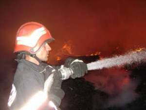 Intervenţie dificilă a pompierilor la un incendiu în localitatea Demăcuşa