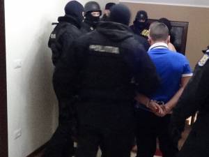 Doi fraţi din Suceviţa implicaţi într-un scandal, ridicaţi de acasă de „mascaţi”