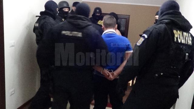 Doi fraţi din Suceviţa implicaţi într-un scandal, ridicaţi de acasă de „mascaţi”