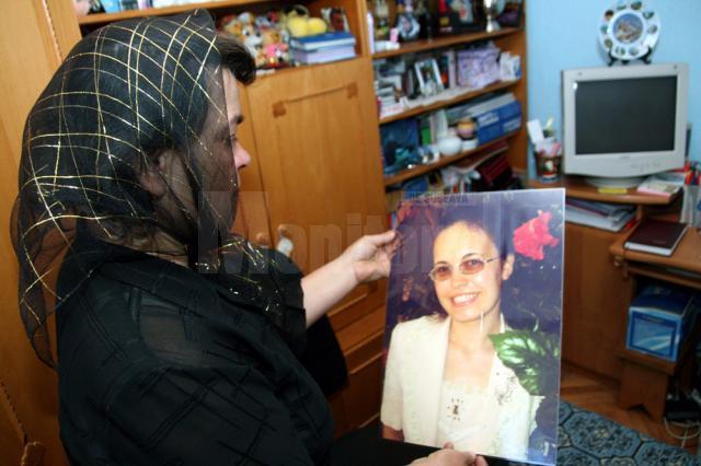 Mama Alinei Carocăescu îşi mai vede fiica doar în fotografii