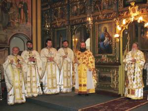 IPS Pimen a săvârşit duminică Sfânta Liturghie la Catedrala „Pogorârea Sfântului Duh“ din Rădăuţi