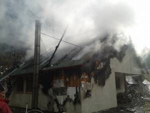 Casă de vacanţă cuprinsă de un puternic incendiu, la Chiril - Crucea