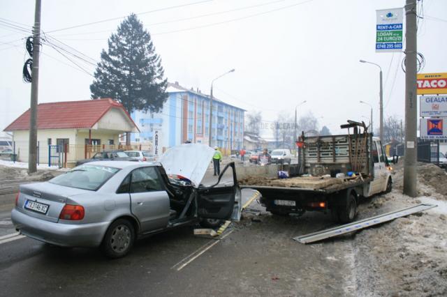 Trei elevi, răniţi într-un accident după ce maşina a alunecat ca o sanie pe carosabil