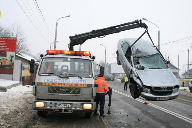 Trei elevi, răniţi într-un accident după ce maşina a alunecat ca o sanie pe carosabil