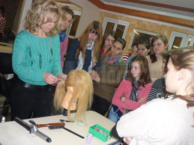 Tinerele şi-au însuşit criterii de bază pentru modelarea părului în coafură, tehnici de vopsire, dar şi metode de lucru necesare fiecărei coafuri