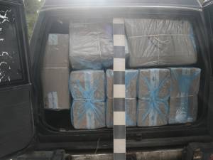 În maşină au fost descoperite 15 colete care conţineau 7.957 de pachete cu ţigări de provenienţă ucraineană