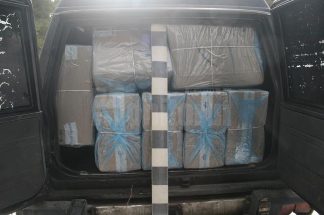În maşină au fost descoperite 15 colete care conţineau 7.957 de pachete cu ţigări de provenienţă ucraineană