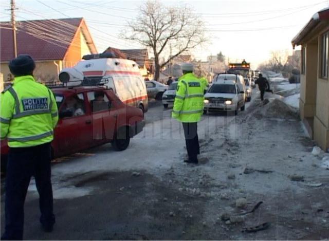 Accident în lanţ, cu patru maşini, un pieton rănit şi trafic blocat, din cauza poleiului