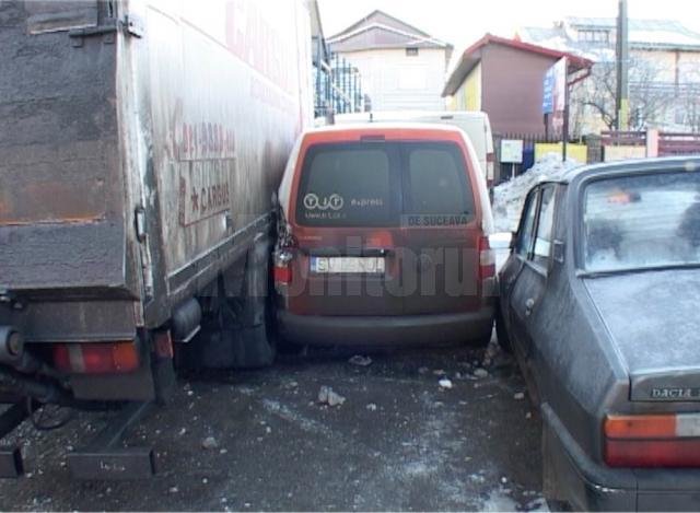 Accident în lanţ, cu patru maşini, un pieton rănit şi trafic blocat, din cauza poleiului