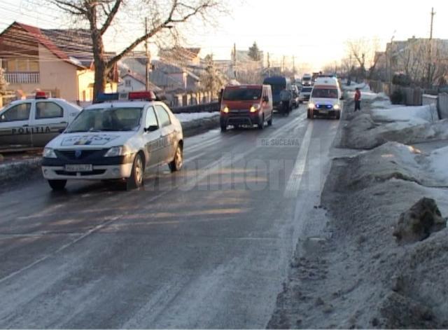 Accident în lanţ, cu patru maşini, un pieton rănit şi trafic blocat, din cauza poleiului