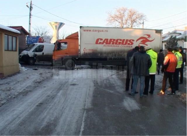 În urma carambolului, traficul a fost blocat în totalitate