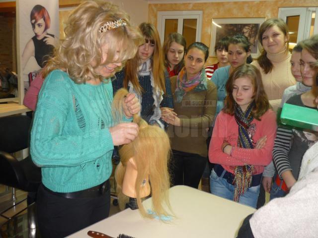 Tinerele şi-au însuşit criterii de bază pentru modelarea părului în coafură, tehnici de vopsire, dar şi metode de lucru necesare fiecărei coafuri