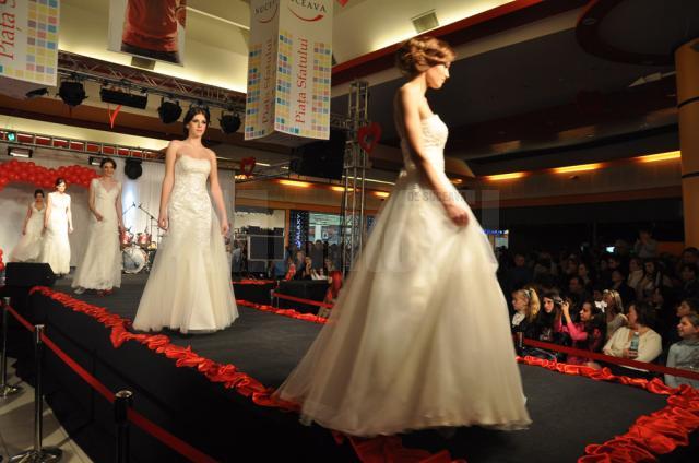 Domnișoarele s-au putut bucura de o prezentare de modă cu rochii de mireasă în ultimele tendinţe oferită de Boutique Mariage
