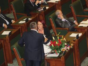 Senatoarea Steliana Vasilica Miron şi-a sărbătorit ziua de naştere la locul de muncă, în Parlamentul României