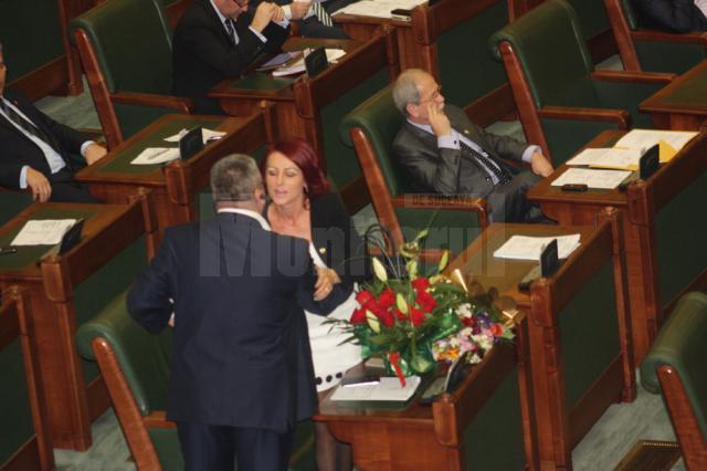 Senatoarea Steliana Vasilica Miron şi-a sărbătorit ziua de naştere la locul de muncă, în Parlamentul României