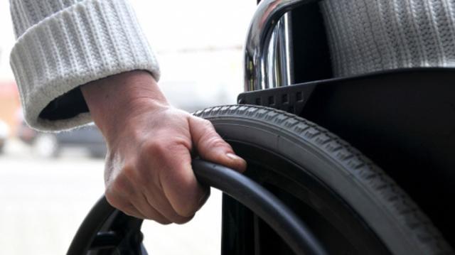 Persoane cu handicap bat drumurile judeţului şi ale ţării, pentru a aduce la dosar şi acte care să ateste debutul bolii. Foto: www.bzi.ro