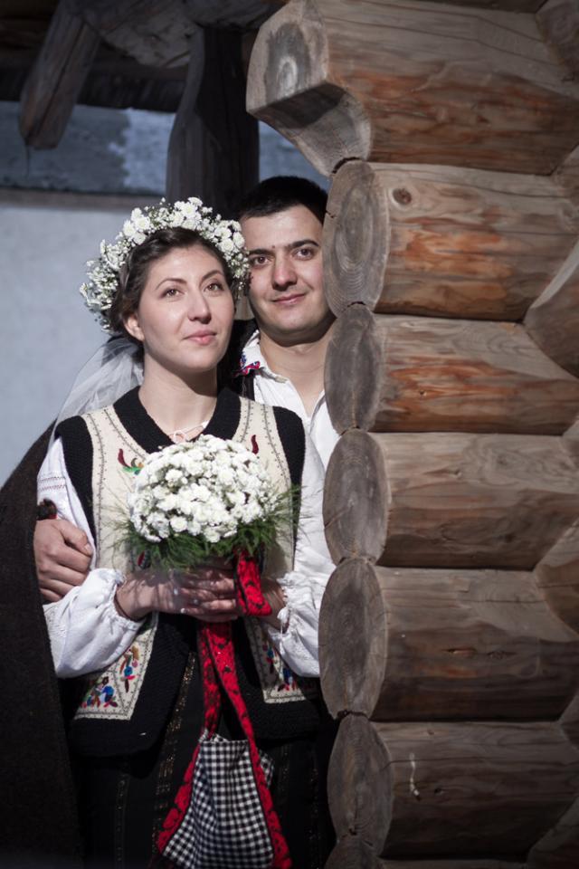 Nuntă simplă, dar plină de semnificaţii, de emoţii, de frumos, de pitoresc, de firesc, de trăire românească. Foto: Codrin ANTON