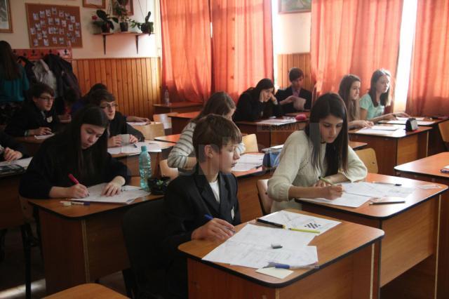 Elevii claselor a VIII-a au susţinut, miercuri, a două probă a simulării evaluării naţionale, la disciplina matematică