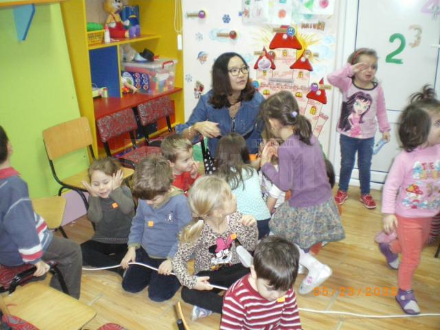 O studentă din China face voluntariat la o grădiniţă din municipiul Suceava