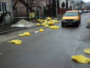 Sacii au fost aruncaţi de angajaţii firmei care spală rufele Spitalului Suceava
