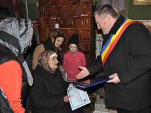 Paraschiva Boboc a primit din partea primarului Gheorghe Fron titlul de Cetăţean de Onoare al comunei Cornu Luncii