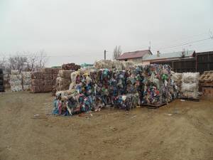 Deşeurile colectate selectiv, compresate şi balotate, pentru a fi trimise spre reciclare Utilaje de colectare a deşeurilor menajere
