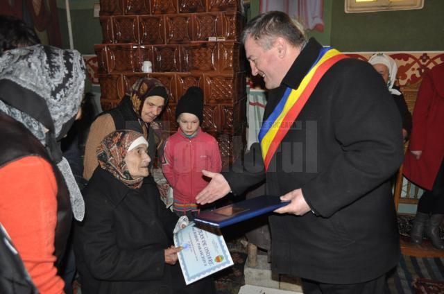 Paraschiva Boboc a primit, ieri, din partea primarului Gheorghe Fron titlul de Cetăţean de Onoare al comunei Cornu Luncii