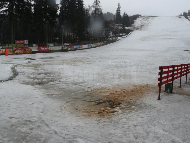 Pe pârtia Parc de la Vatra Dornei s-a schiat doar sâmbătă, în condiţii grele, în timp ce duminică nu s-a mai putut schia deloc