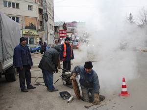 Avaria apărută ieri dimineaţă la principala conductă de termoficare a Sucevei a dus la oprirea căldurii şi apei calde în întreg oraşul