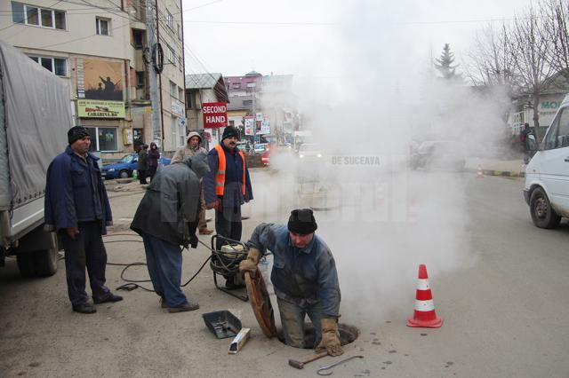 Avaria apărută ieri dimineaţă la principala conductă de termoficare a Sucevei a dus la oprirea căldurii şi apei calde în întreg oraşul