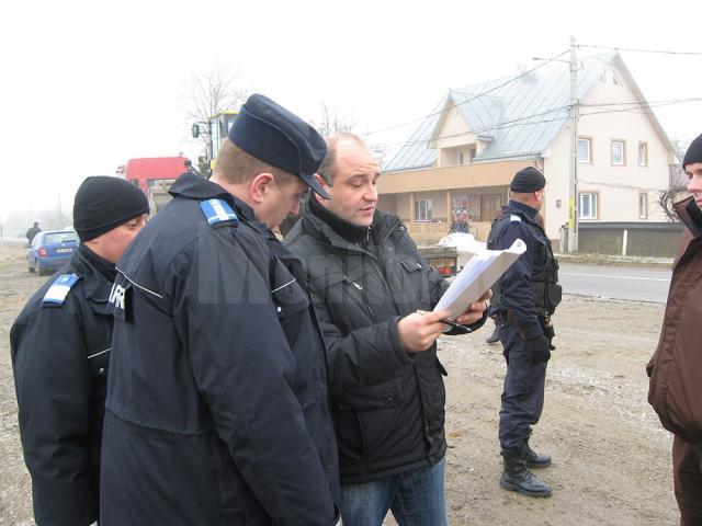 Executorul Sarmis Câmpulungeanu, escortat de jandarmi