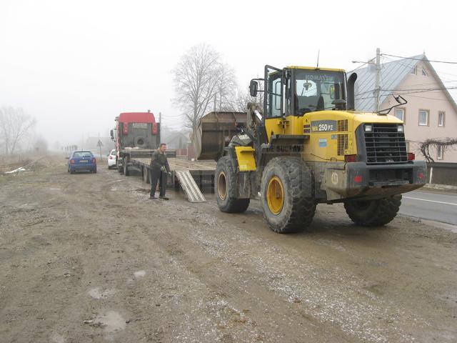 Încărcătorul frontal a fost urcat pe un trailer şi luat de la faţa locului, sub escorta jandarmilor