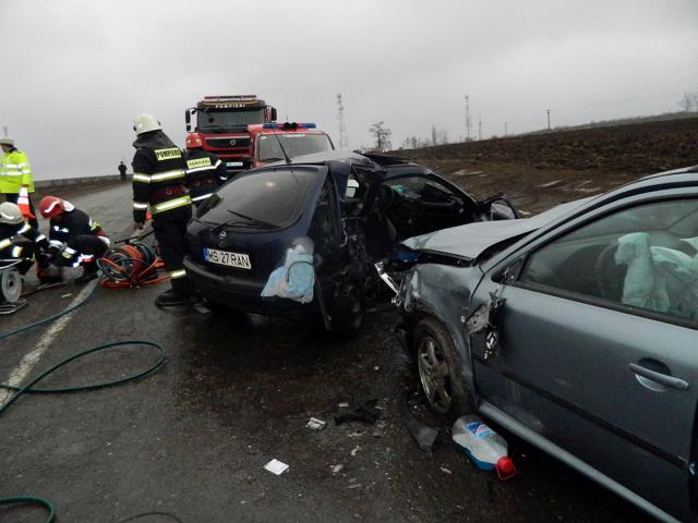 Impactul a fost extrem de violent, tânăra din dreapta, pasageră în Opel, murind pe loc Foto: Monitorul de Botoşani