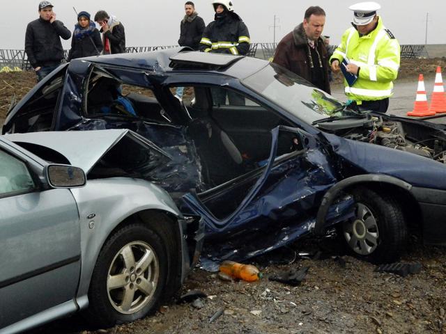 Impactul a fost extrem de violent, tânăra din dreapta, pasageră în Opel, murind pe loc Foto: Monitorul de Botoşani