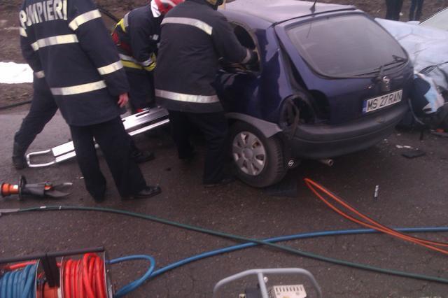 Impactul a fost extrem de violent, tânăra din dreapta, pasageră în Opel, murind pe loc Foto: Monitorul de Botoşani